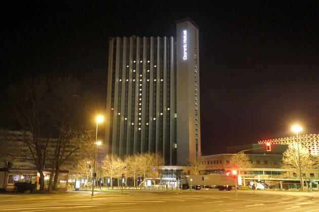 Hope 18 04 2020, Chemnitz in the Corona crisis, Brückenstrasse, high-rise Hotel Dorint in the city centre, every day at about 10 p.m. lights are switched on in the unoccupied rooms of the hotel, so high above Chemnitz a light sign with changing motifs Besides sun, smilies today the sign of hope shines an anchor on the facade Chemnitz Saxony FRG