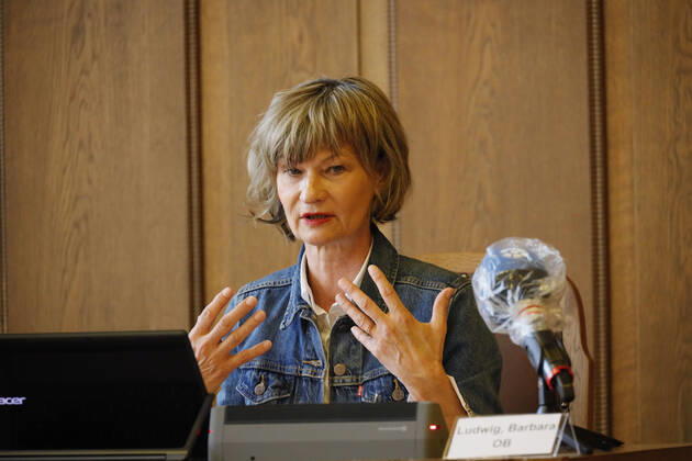PK_Stadtverordneten_vorbereitung 17.04.2020, Chemnitz,Rathaus, Markt, Stadtverordneten Saal, zur heutigen Pressekonfernz wurden aus Coronapandemie-Gründen die Journalisten in den Stadtverordnetensaal geladen. Hier konnten die Abstandsregeln eingehalten werden. Die Oberbürgermeisterin und die Bürgermeister schlagen dem Stadtrat ein erstes Paket an Maßnahmen vor, um die Folgen der Corona-Pandemie, insbesondere dort, wo Verwaltung und Stadtrat unmittelbar Verantwortung tragen. Bei vielen Unterstützungsprojekten der Stadt sollen Programme des Bundes und des Freistaates unterstützt, flankiert oder ergänzt werden Ziel dieser Vorlage ist es, erste Folgen der weltweiten Corona-Pandemie für unsere Stadt aufzuzeigen. Dabei stehen die Lebensbereiche im Fokus, für die Stadtrat und Stadtverwaltung unmittelbare Verantwortung tragen , so Oberbürg