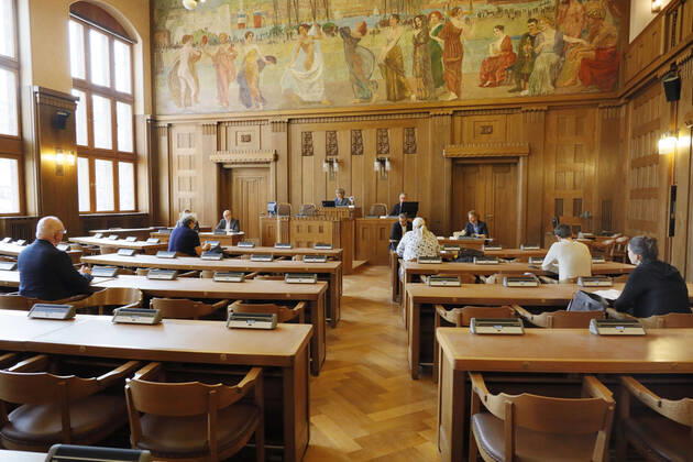 PK_Stadtverordneten_vorbereitung 17.04.2020, Chemnitz,Rathaus, Markt, Stadtverordneten Saal, zur heutigen Pressekonfernz wurden aus Coronapandemie-Gründen die Journalisten in den Stadtverordnetensaal geladen. Hier konnten die Abstandsregeln eingehalten werden. Die Oberbürgermeisterin und die Bürgermeister schlagen dem Stadtrat ein erstes Paket an Maßnahmen vor, um die Folgen der Corona-Pandemie, insbesondere dort, wo Verwaltung und Stadtrat unmittelbar Verantwortung tragen. Bei vielen Unterstützungsprojekten der Stadt sollen Programme des Bundes und des Freistaates unterstützt, flankiert oder ergänzt werden Ziel dieser Vorlage ist es, erste Folgen der weltweiten Corona-Pandemie für unsere Stadt aufzuzeigen. Dabei stehen die Lebensbereiche im Fokus, für die Stadtrat und Stadtverwaltung unmittelbare Verantwortung tragen , so Oberbürg