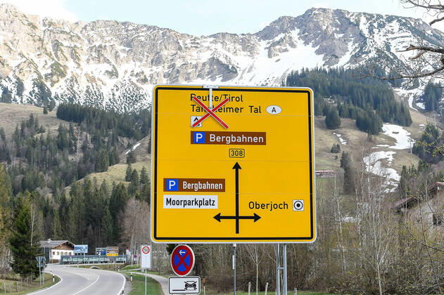 GER, Coronavirus, Closed border crossing point Schattwald between Germany and Austria 17 04 2020, border to Austria, Oberjoch Bad Hindelang , GER, Coronavirus, Closed border crossing point Schattwald between Germany and Austria, since 20 03 2020 crossing the border to Austria is only possible at certain border crossing points in the picture nph00200