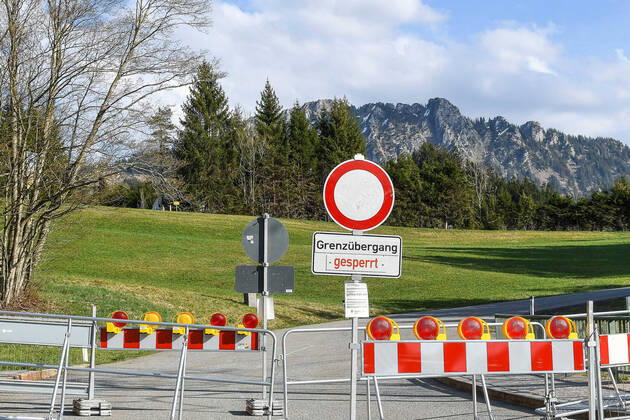 GER, Coronavirus, Closed border crossing Jungholz between Germany and Austria 17 04 2020, State border, Jungholz, GER, Coronavirus, Closed border crossing Jungholz between Germany and Austria, since 20 03 2020 crossing the border at the State border to Austria is only possible at certain border crossing points in the pict nph00200