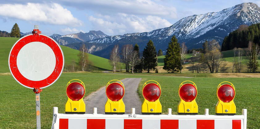 GER, Coronavirus, Closed border crossing point Unterjoch between Germany and Austria 17 04 2020, border to Austria, Unterjoch Bad Hindelang , GER, Coronavirus, Closed border crossing point Unterjoch between Germany and Austria, since 20 03 2020 the border crossing at the national border to Austria is o nph00200