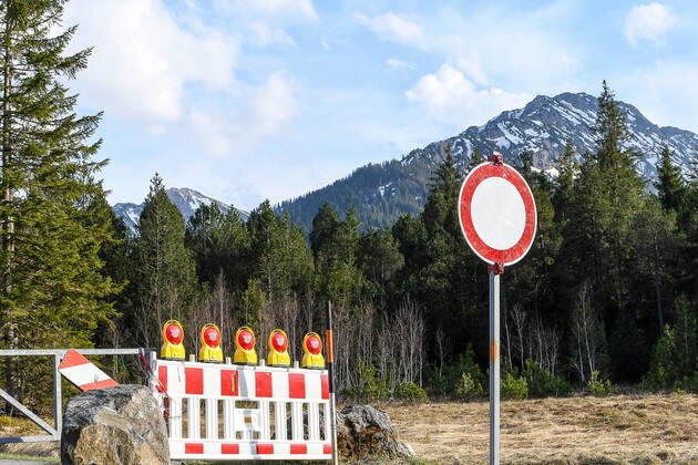 GER, Coronavirus, Closed border crossing point Unterjoch between Germany and Austria 17 04 2020, border to Austria, Unterjoch Bad Hindelang , GER, Coronavirus, Closed border crossing point Unterjoch between Germany and Austria, since 20 03 2020 the border crossing at the national border to Austria is o nph00200