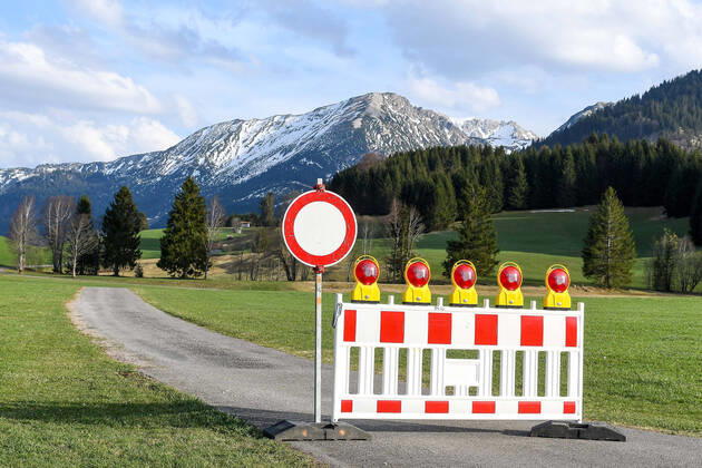 GER, Coronavirus, Closed border crossing point Unterjoch between Germany and Austria 17 04 2020, border to Austria, Unterjoch Bad Hindelang , GER, Coronavirus, Closed border crossing point Unterjoch between Germany and Austria, since 20 03 2020 the border crossing at the national border to Austria is o nph00200