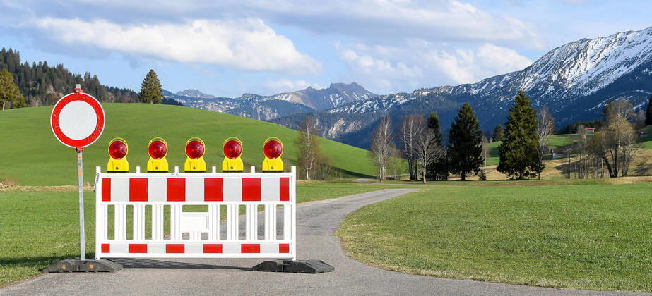 GER, Coronavirus, Closed border crossing point Unterjoch between Germany and Austria 17 04 2020, border to Austria, Unterjoch Bad Hindelang , GER, Coronavirus, Closed border crossing point Unterjoch between Germany and Austria, since 20 03 2020 the border crossing at the national border to Austria is o nph00200