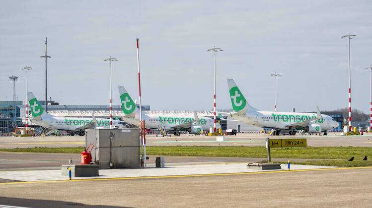 ROTTERDAM 18-04-2020, Rotterdam The Haque Airport van uit de lucht en op de grond tijdens de corona crisis. Transavia vliegtuigen staan aan de grond op het platform. Rotterdam The Haque Airport (RTHA)  x7847592x Copyright: