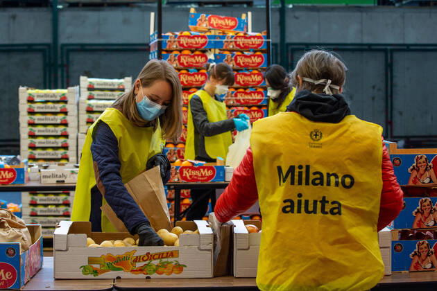 Milan, Coronavirus Covid 19 emergency, the Ortomercato with its wholesalers is participating in the effort of the Municipality of Milan to respond to the increase in demand for food aid from families with a kit of fresh agri-food products that groups of volunteers pack and distribute in temporary food aid hubs (Massimo Alberico Fotogramma, Milan - 2020-04-18) p.s. la foto e utilizzabile nel rispetto del contesto in cui e stata scattata, e senza intento diffamatorio del decoro delle persone rappresentate  Copyright: xMassimoxAlbericox xFOTOGRAMMAx