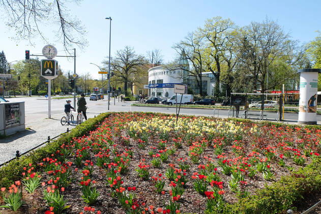 18 04 2020,Berlin,Germany,GER,the city at the time of the Corona Pandemic The Roseneck in the district of Wilmersdorf District Schmargendorf