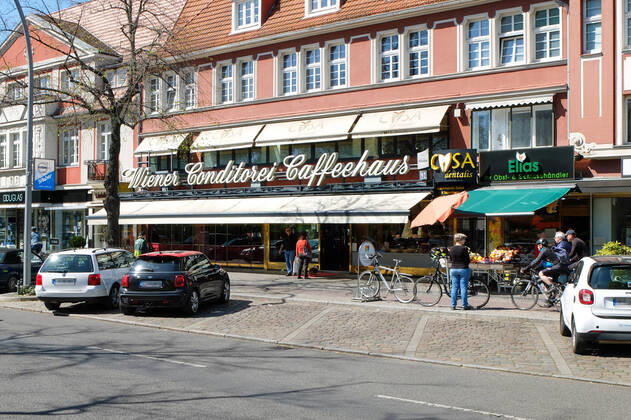 18 04 2020,Berlin,Germany,GER,the city at the time of the Corona pandemic Wiener Konditorei coffee house at Roseneck Hohenzollerndamm in the district of Wilmersdorf district Schmargendorf