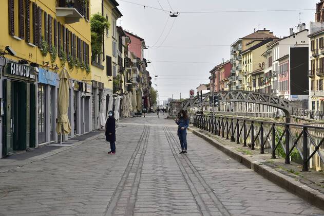 Milan, Approaching Phase 2 of the Coronavirus Emergency, People on the Naviglio Grande, Darsena and Piazza 24 Maggio (Duilio Piaggesi Fotogramma, Milan - 2020-04-18) p.s. la foto e utilizzabile nel rispetto del contesto in cui e stata scattata, e senza intento diffamatorio del decoro delle persone rappresentate  Copyright: xDuilioxPiaggesix xFOTOGRAMMAx