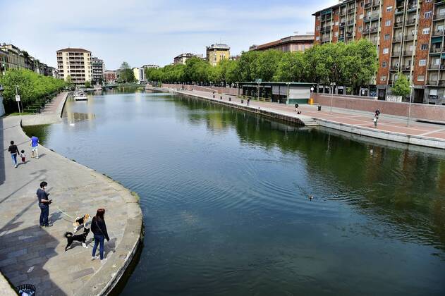 Milan, Approaching Phase 2 of the Coronavirus Emergency, People on the Naviglio Grande, Darsena and Piazza 24 Maggio (Duilio Piaggesi Fotogramma, Milan - 2020-04-18) p.s. la foto e utilizzabile nel rispetto del contesto in cui e stata scattata, e senza intento diffamatorio del decoro delle persone rappresentate  Copyright: xDuilioxPiaggesix xFOTOGRAMMAx