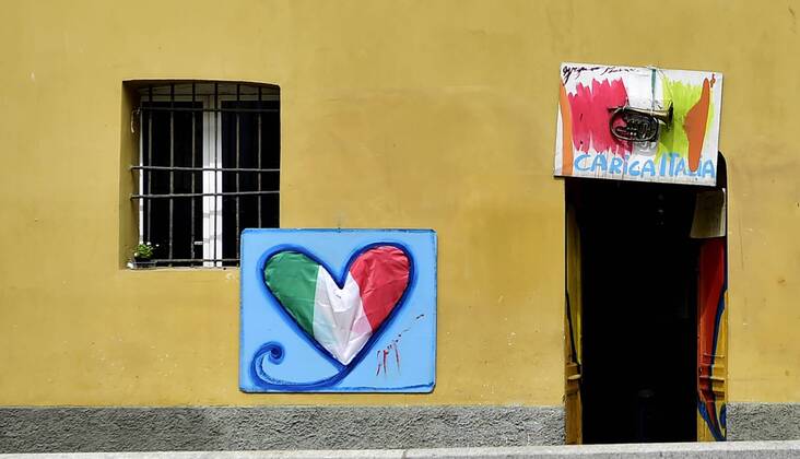 Milan, the painter Gregorio Mancino with his work a painting of a heart made with the Italian flag in the Naviglio Grande at the time of the coronavirus (Duilio Piaggesi Fotogramma, Milan - 2020-04-18) p.s. la foto e utilizzabile nel rispetto del contesto in cui e stata scattata, e senza intento diffamatorio del decoro delle persone rappresentate  Copyright: xDuilioxPiaggesix xFOTOGRAMMAx