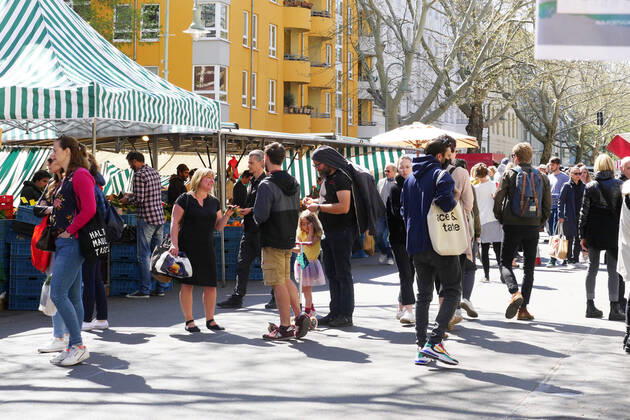 18 04 2020, Berlin Germany At the weekend the Kollwitz market is very well attended, people enjoy the great weather and do not let the corona crisis affect them