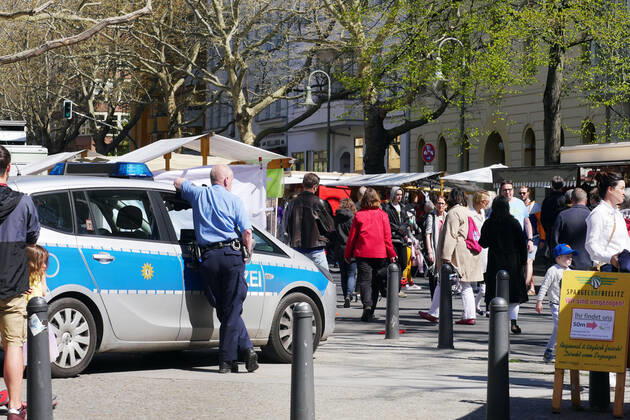 18 04 2020, Berlin Germany The Kollwitz market is very well attended at the weekend The police are checking whether all regulations of the Corona crisis are being observed