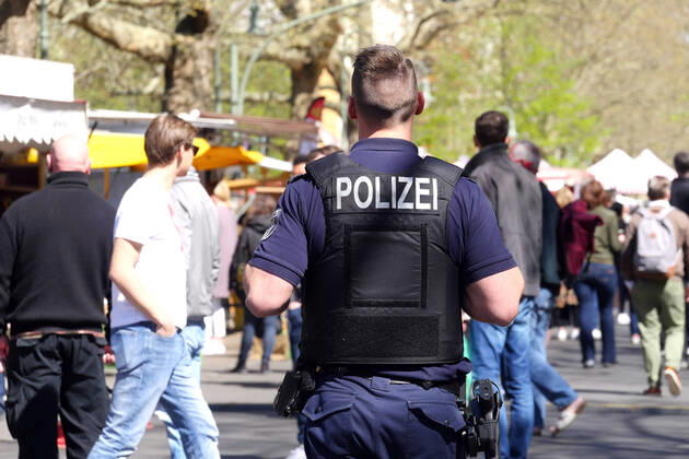 18 04 2020, Berlin Germany The Kollwitz market is very well attended at the weekend The police are checking whether all regulations of the Corona crisis are being observed