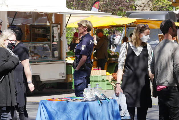 18 04 2020, Berlin Germany The Kollwitz market is very well attended at the weekend The police are checking whether all regulations of the Corona crisis are being observed