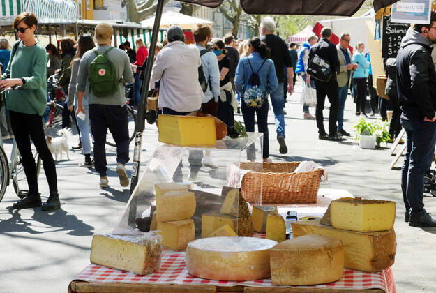 18 04 2020, Berlin Germany At the weekend the Kollwitz market is very well attended, people enjoy the great weather and do not let the corona crisis affect them