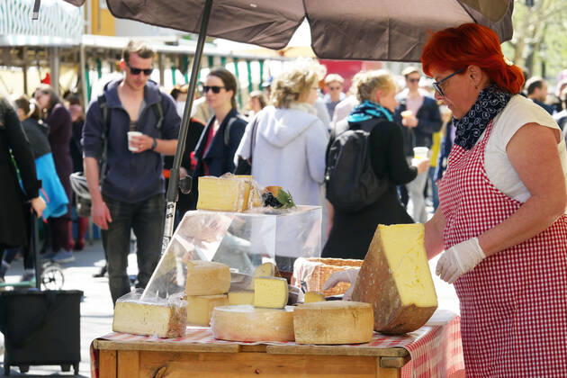 18 04 2020, Berlin Germany At the weekend the Kollwitz market is very well attended, people enjoy the great weather and do not let the corona crisis affect them