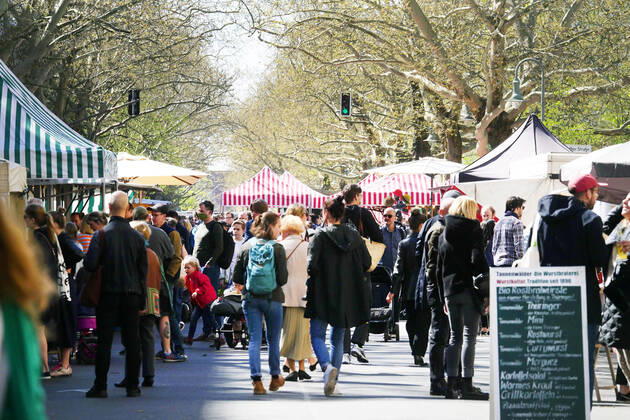 18 04 2020, Berlin Germany At the weekend the Kollwitz market is very well attended, people enjoy the great weather and do not let the corona crisis affect them