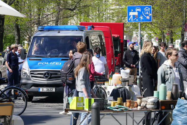 18 04 2020, Berlin Germany At the weekend the Kollwitz market is very well attended, people enjoy the great weather and do not let the corona crisis affect them