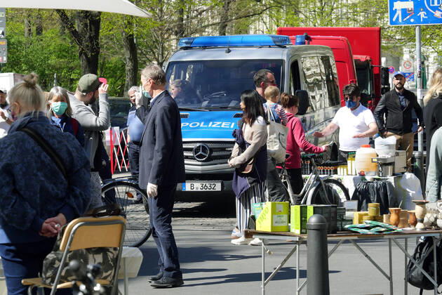 18 04 2020, Berlin Germany At the weekend the Kollwitz market is very well attended, people enjoy the great weather and do not let the corona crisis affect them