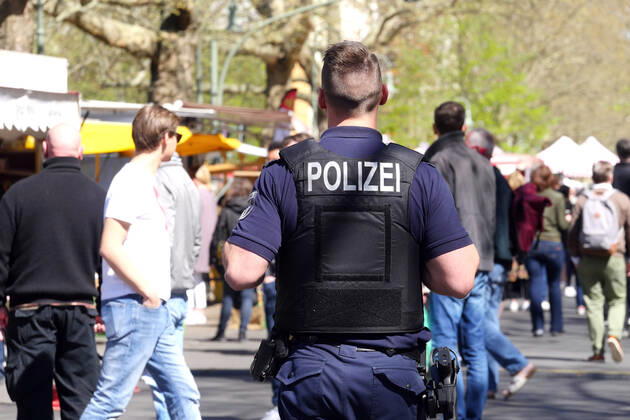 18 04 2020, Berlin Germany The Kollwitz market is very well attended at the weekend The police are checking whether all regulations of the Corona crisis are being observed