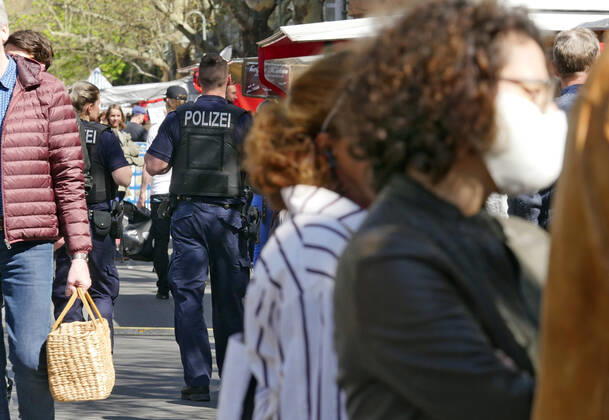 18 04 2020, Berlin Germany The Kollwitz market is very well attended at the weekend The police are checking whether all regulations of the Corona crisis are being observed
