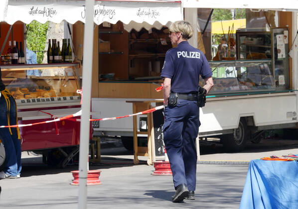 18 04 2020, Berlin Germany The Kollwitz market is very well attended at the weekend The police are checking whether all regulations of the Corona crisis are being observed If the distance is too short, distance is ensured and the flow of visitors is regulated