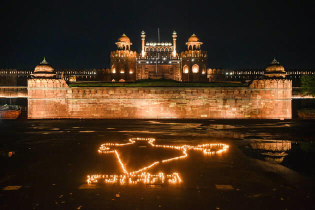News Bilder des Tages NEW DELHI, INDIA - APRIL 18: Archaeological Survey of India (ASI) put up a candle display on World Heritage Day and in solidarity with coronavirus frontline workers at Red Fort, on April 18, 2020 in New Delhi, India. ASI Delhi Circle organises diya lighting ceremony at Red Fort and Candle lighting ceremony at Qutub Minar and Humayun s Tomb to express our solidarity with all CORONA WARRIORS like sanitation workers, doctors, police officers and Civil administration. (Photo by Amal KS Hindustan Times ) ASI Delhi Circle Oganises Diya Lighting Ceremony In Solidarity With Coronavirus Frontline Personnel On World Heritage Day