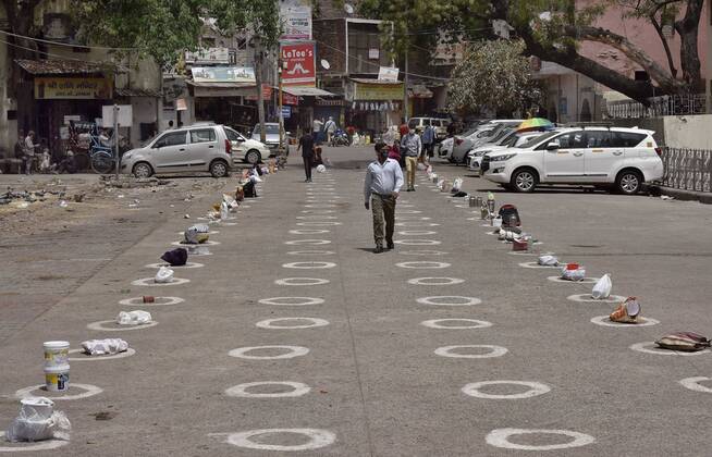NEW DELHI, INDIA APRIL 18: Belongings are seen placed at circles marked for proper adherence of social distancing during a community feeding session, at R K Ashram, Paharganj, on April 18, 2020 in New Delhi, India. (Photo by Mohd Zakir Hindustan Times ) India Extends Nationwide Coronavirus Lockdown Until May 3