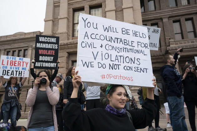 April 18, 2020, Austin, Texas, USA: A few hundred Texans flaunt social distancing guidelines in an InfoWars inspired rally at the Texas Capitol where founder Alex Jones encourages the crowd with right-wing rhetoric. Gov. Greg Abbott announced Friday relaxed restrictions on business starting next week. Austin USA - ZUMAd150 20200418_znp_d150_036 Copyright: xBobxDaemmrichx