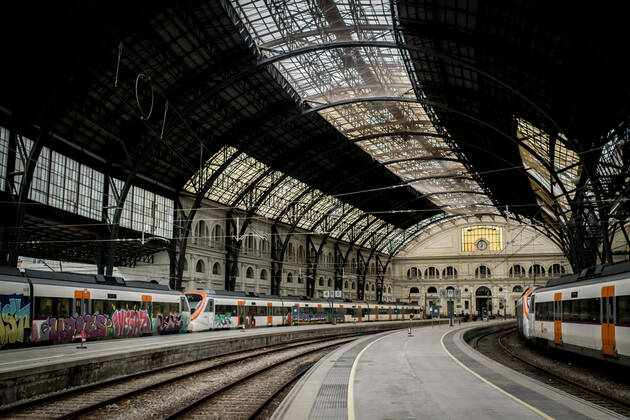 April 17, 2020, Barcelona, Catalonia, Spain: In Barcelona the Estacio de Franca train station platform is seen empty of commuters. The state of alarm decreed to face the coronavirus spread has caused an 85 percent drop in the use of public transport. Barcelona Spain - ZUMAb137 20200417_zap_b137_015 Copyright: xJordixBoixareux