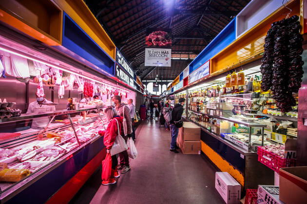 April 18, 2020: April 18, 2020 (Malaga) Atmosphere in the Malaga shipyard market, where safety is paramount in the distance of purchase and masks due to the coronavirus crisis - ZUMAc161 20200418_zap_c161_017 Copyright: xLorenzoxCarnerox