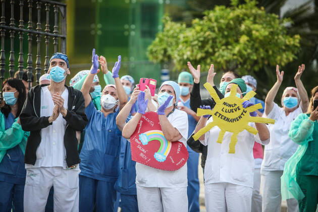 April 18, 2020: April 18, 2020 (Malaga) Today the solidarity applause of the 20 hours that gather every day at the hospital gates to pay homage to the health workers have joined with agents of the Malaga Local Police and civil protection service at the gates of the Malaga Regional Hospital,former Carlos de Haya Hospital. - ZUMAc161 20200418_zap_c161_022 Copyright: xLorenzoxCarnerox