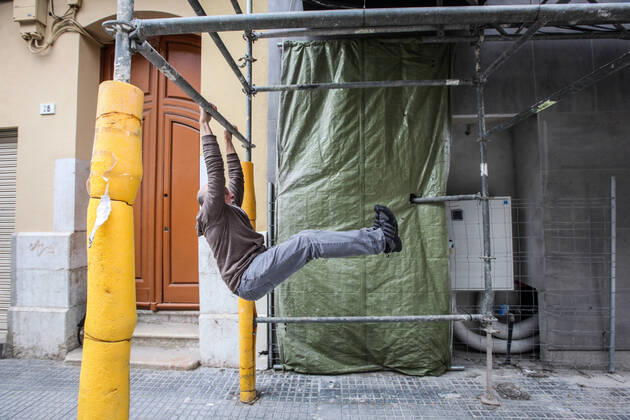 April 18, 2020: April 18, 2020 (Malaga) 70 year old adult takes advantage at the door of his portal and due to the stress of absolute confinement to do some exercise in front of his house and breathe fresh air due to the crisis of the coronavirus - ZUMAc161 20200418_zap_c161_045 Copyright: xLorenzoxCarnerox
