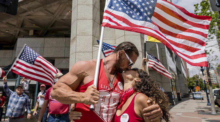April 18, 2020, San Diego, California, US: Protesters at a Liberate San Diego rally in downtown San Diego on Saturday waved signs and held banners complaining that they wanted the state to lift its stay at home order, a measure meant to reduce the spread of the coronavirus. The event was clearly political, with an overwhelming amount of signs and banners supporting President Trump. San Diego US - ZUMAp23_ 20200418_zaf_p23_021 Copyright: xDavidxPollerx
