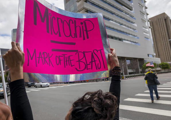April 18, 2020, San Diego, California, US: Protesters at a Liberate San Diego rally in downtown San Diego on Saturday waved signs and held banners complaining that they wanted the state to lift its stay at home order, a measure meant to reduce the spread of the coronavirus. The event was clearly political, with an overwhelming amount of signs and banners supporting President Trump. San Diego US - ZUMAp23_ 20200418_zaf_p23_029 Copyright: xDavidxPollerx