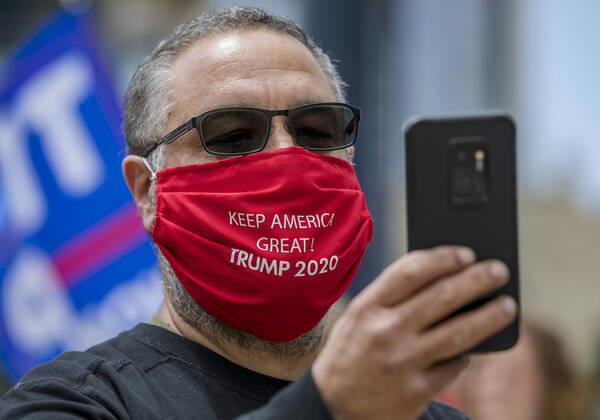 April 18, 2020, San Diego, California, USA: Protesters at a Liberate San Diego rally in downtown San Diego on Saturday waved signs and held banners complaining that they wanted the state to lift its stay at home order, a measure meant to reduce the spread of the coronavirus. The event was clearly political, with an overwhelming amount of signs and banners supporting President Trump. San Diego USA - ZUMAp23_ 20200418_zaf_p23_026 Copyright: xDavidxPollerx