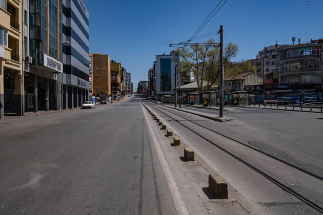 (200419) -- ISTANBUL, April 19, 2020 (Xinhua) -- Photo taken on April 18, 2020 shows an empty street amid the COVID-19 pandemic in Istanbul, Turkey. Turkey s COVID-19 cases on Saturday surged to 82,329 after 3,783 new cases were confirmed, becoming the hardest-hit country of the novel coronavirus in the Middle East. (Xinhua) TURKEY-ISTANBUL-COVID-19 