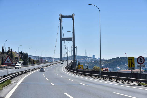 (200419) -- ISTANBUL, April 19, 2020 (Xinhua) -- Few vehicles run on a bridge amid the COVID-19 pandemic in Istanbul, Turkey, April 18, 2020. Turkey s COVID-19 cases on Saturday surged to 82,329 after 3,783 new cases were confirmed, becoming the hardest-hit country of the novel coronavirus in the Middle East. (Xinhua) TURKEY-ISTANBUL-COVID-19 