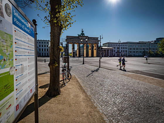 Berlin Mitte, Brandenburg Gate, Street Scene Berlin
