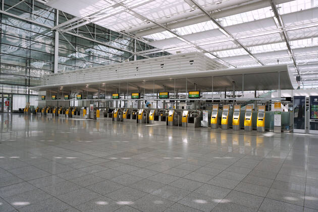 19 04 2020, The Bavarian capital Munich in times of corona crisis Munich Airport on a Saturday afternoon, instead of thousands of passengers and holidaymakers the airport is now deserted Lufthansa counter for check-in is empty 19 04 2020, Bavarian capital Munich in times of corona 19 04 2020, Bavarian capital Munich in times of corona