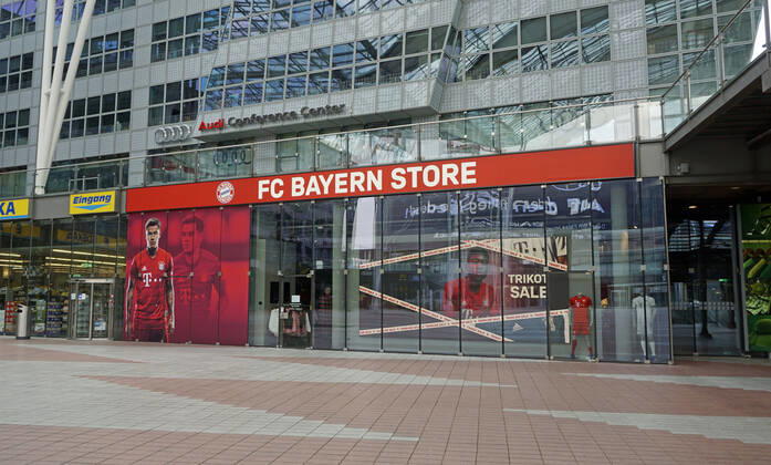 19 04 2020, The Bavarian capital Munich in times of corona crisis Munich Airport on a Saturday afternoon, instead of thousands of passengers and vacationers the airport is now deserted MAC, München Airport Center, FC Bayern München Fanshop 19 04 2020, Bavarian capital Munich in times of corona 19 04 2020, Bavarian capital Munich in times of corona