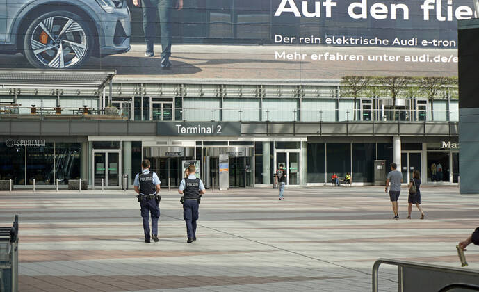 19 04 2020, The Bavarian capital Munich in times of corona crisis Munich Airport on a Saturday afternoon, instead of thousands of passengers and vacationers, the airport is now deserted police officers guard the airport here at the MAC, München Airport Center 19 04 2020, Bavarian capital Munich in times of corona 19 04 2020, Bavarian capital Munich in times of corona