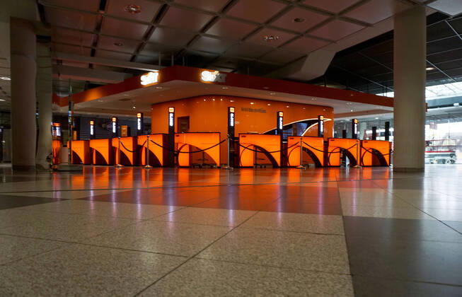 19 04 2020, The Bavarian capital Munich in times of corona crisis Munich Airport on a Saturday afternoon, instead of thousands of passengers and vacationers the airport is now deserted At the stand of car rental company SIXT the counters are closed Closed 19 04 2020, The Bavarian capital Munich in times of corona 19 04 2020, The Bavarian capital Munich in times of corona