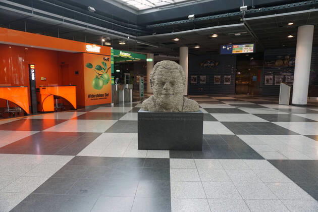19 04 2020, The Bavarian capital Munich in times of corona crisis Munich Airport on a Saturday afternoon, instead of thousands of passengers and vacationers the airport is now deserted Only the statue of Franz Josef Strauss waits patiently on the pedestal for better times 19 04 2020, Bavarian capital Munich in times of corona 19 04 2020, Bavarian capital Munich in times of corona