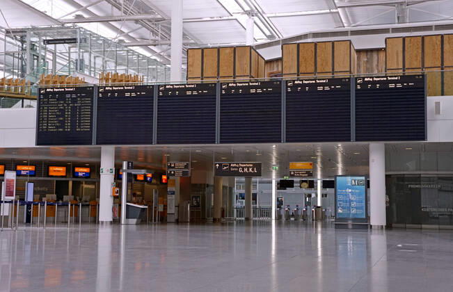 19 04 2020, The Bavarian capital Munich in times of corona crisis Munich Airport on a Saturday afternoon, instead of thousands of passengers and holidaymakers the airport is now deserted The display board for departures is almost completely empty, only 2 planes are still taking off this afternoon 19 04 2020, Bavarian capital Munich in times of corona 19 04 2020, Bavarian capital Munich in time