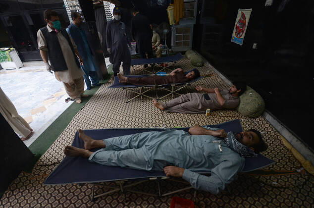 Pakistani Shia community donates blood Pakistani Shia community donates blood for Thalassemia patients who face an acute shortage of blood due to nation-wide lockdown of coronavirus outbreak. Pakistan Copyright: HussainxAli