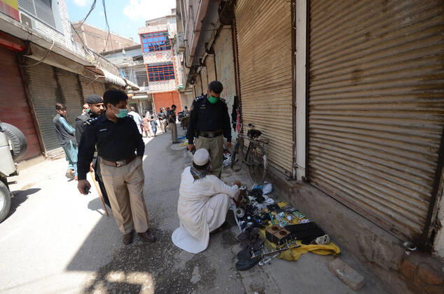 Pakistan: Police officials closing shops General view shows police officials closing shops in the city for precautionary measures to prevent corona virus. Peshawar khyber pakhtunkhwa Pakistan Copyright: HussainxAli