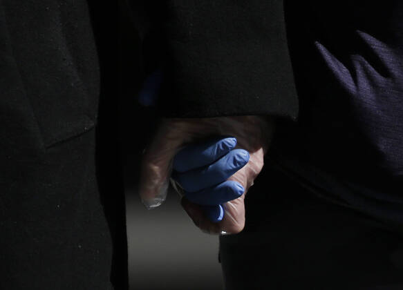 News Themen der Woche KW16 News Bilder des Tages A man and woman hold hands wearing rubber gloves as they walk in a nearly empty of pedestrian and automobile traffic Times Square on Easter Sunday of Orthodox Easter weekend in New York City on Sunday, April 19, 2020. The world s Orthodox Christians are celebrating Easter through a series of restrictions and bans including closures of churches due to the Coronavirus pandemic. More than 13,300 people with COVID-19 have died in New York State.  NYP20200419117 JOHNxANGELILLO